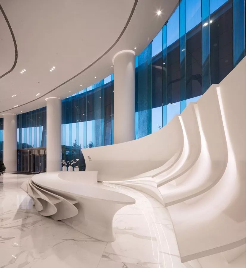 新力地产与恒峰g22为南昌新力中心打造了4.2m高阔层高、地下双层超大专属车库