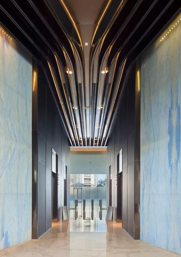 新力地产与恒峰g22为南昌新力中心打造了4.2m高阔层高、地下双层超大专属车库