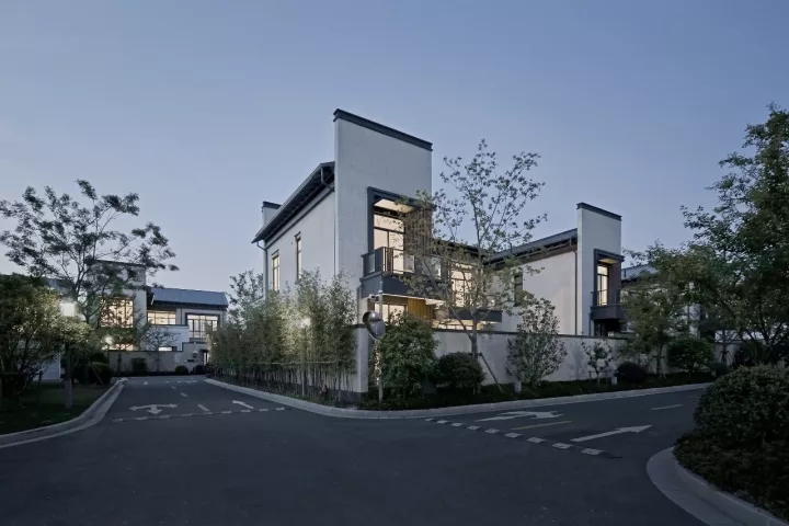 院内景观对公共区域可见，，，，，但并不滋扰使用者的私密需求