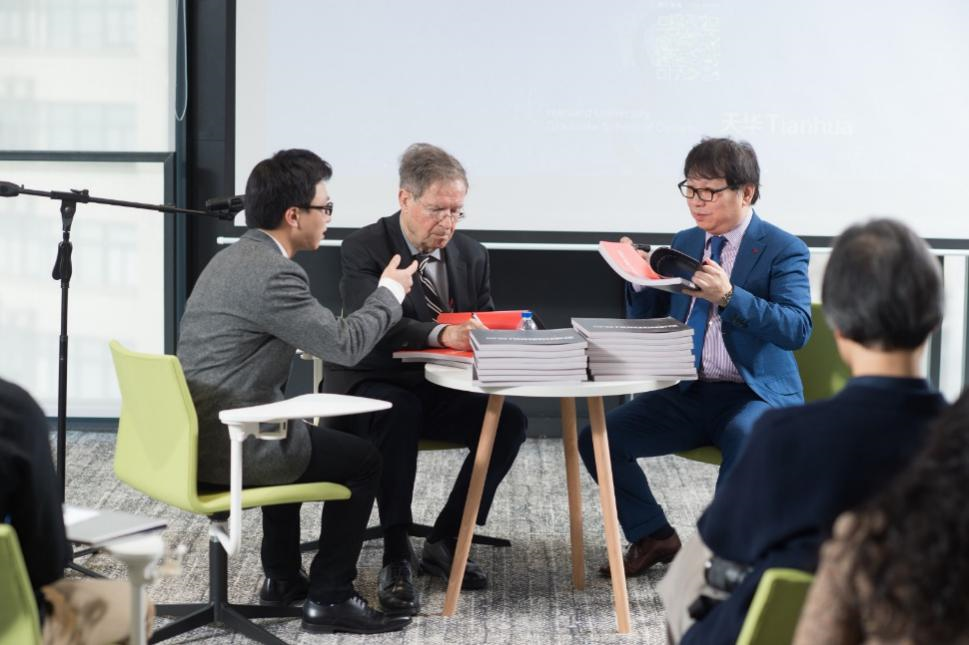 哈佛布斯克茨教授、杨丁亮先生与恒峰g22集团总修建师黄向明现场书籍签发